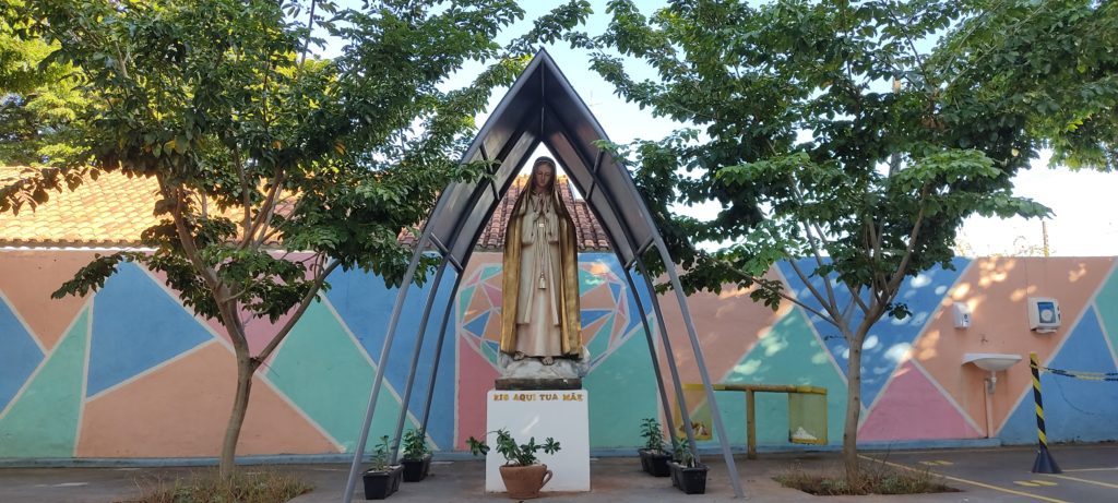 Pátio (imagem de Nossa Senhora das Graças) do Colégio São Francisco de Assis - Mandaguaçu