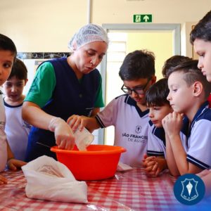 Na aula de Ensino Religioso, alunos praticam a gentileza através da fermentação do pão