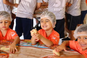 Alunos vivenciam um dia de aprendizagem de campo no Espaço Fazendo Fazenda