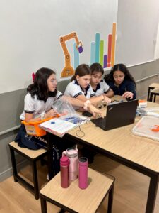 Alunos do 5º ano exploram o universo dos meios de transporte com criatividade e tecnologia