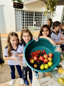 Aula sobre alimentação saudável anima estudantes do 2º ano do Colégio São Francisco de Assis