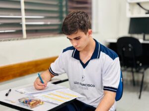Estudantes da 1ª e 2ª série do Ensino Médio participam de Simulado ENEM no Colégio São Francisco de Assis