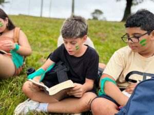 Alunos do 5º ano vivenciam caminhada de fé no encontro “A Trilha”