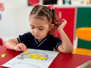 Fruta, cores e descobertas fazem parte da aprendizagem no Infantil 2 do Colégio São Francisco de Assis